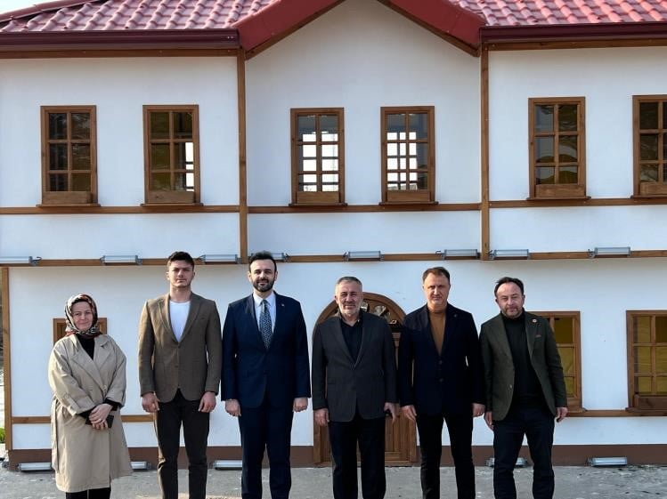 AK PARTİ HEYETİNDEN ŞEHİT AİLESİNE ZİYARET