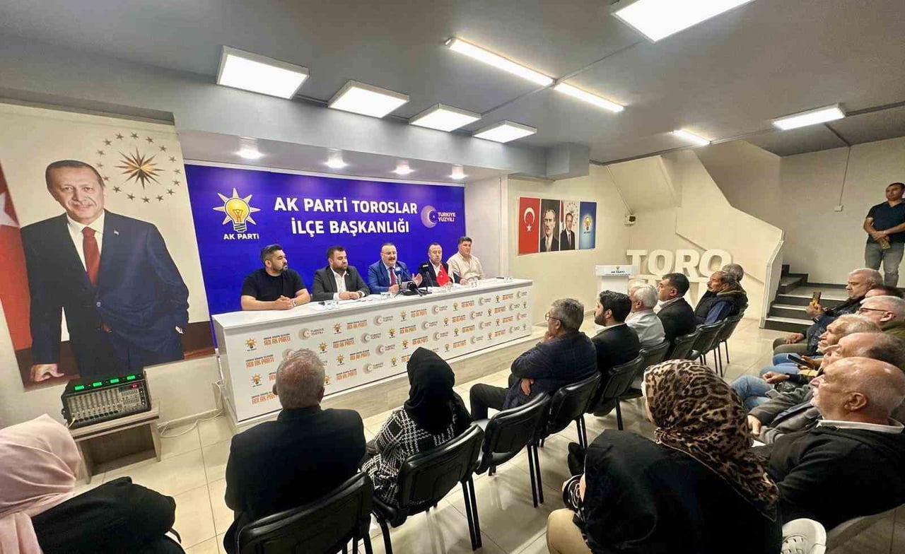 AK PARTİ TOROSLAR İLÇE BAŞKANI FERDİ ÇOKKESER (ORTADA MAVİ CEKETLİ),  İLÇE BİNASINDA DÜZENLEDİĞİ...