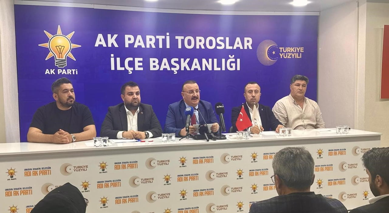 AK PARTİ TOROSLAR İLÇE BAŞKANI FERDİ ÇOKKESER (ORTADA MAVİ CEKETLİ),  İLÇE BİNASINDA DÜZENLEDİĞİ...