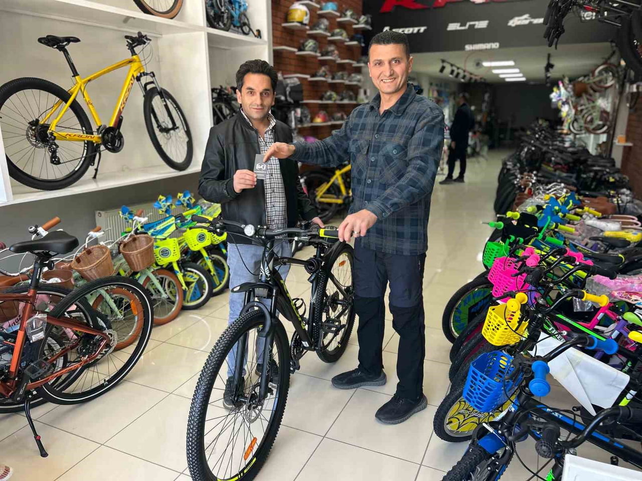 AKARYAKIT FİYATLARINDAKİ ARTIŞ VE BAHAR MEVSİMİNİN ETKİSİYLE VAN’DA BİSİKLETE OLAN TALEP ARTARKEN...