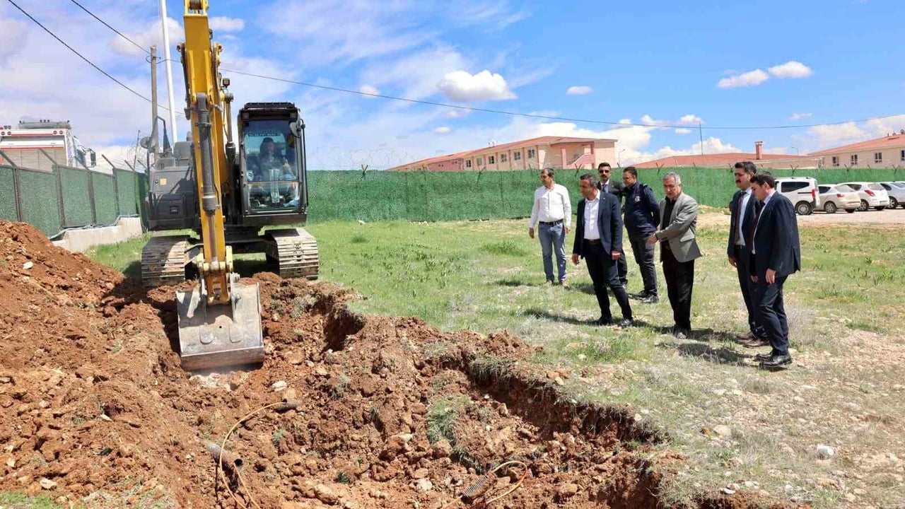 AKÇADAĞ’DA  112 ACİL SAĞLIK İSTASYONU İÇİN İLK KAZMA VURULDU