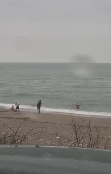 AKÇAKOCA'DA YAĞMURA VE SOĞUK HAVAYA RAĞMEN DENİZE GİRDİLER