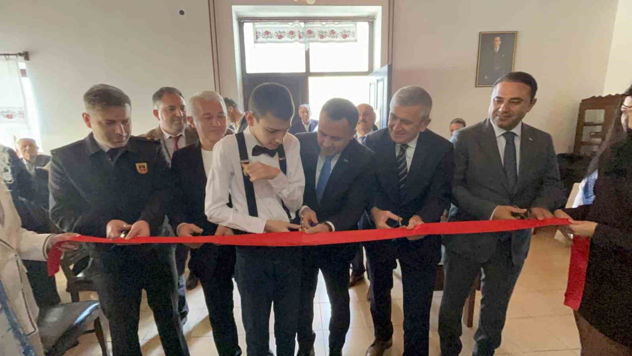 AKÇAKOCA ÖZKÖK KÜLTÜR VE SANAT EVİ'NDE DÜZENLENEN, "RENKLERLE KONUŞUYORUZ" ADLI SERGİNİN AÇILIŞINA...