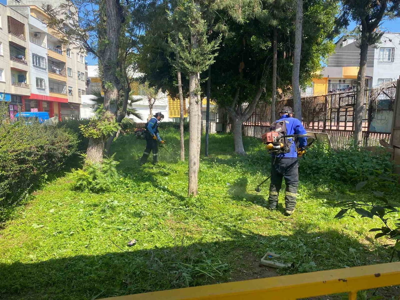 AKDENİZ BELEDİYESİ, PARK VE YEŞİL ALANLARDA BAKIM, ONARIM VE YENİLEME ÇALIŞMALARINI HIZLANDIRARAK...