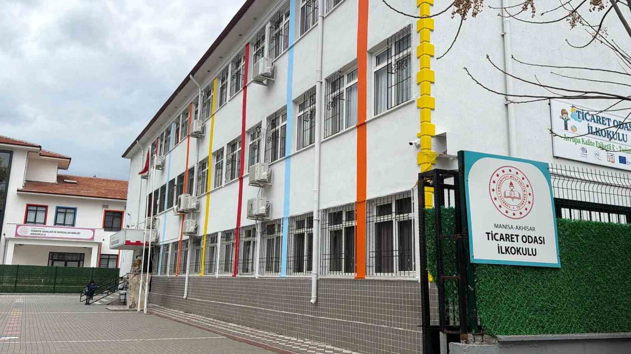 AKHİSAR'DAKİ TİCARET ODASI İLKOKULU'NDA BİR SINIFIN TAVANINDAN SIVA PARÇALARI DÜŞTÜ.