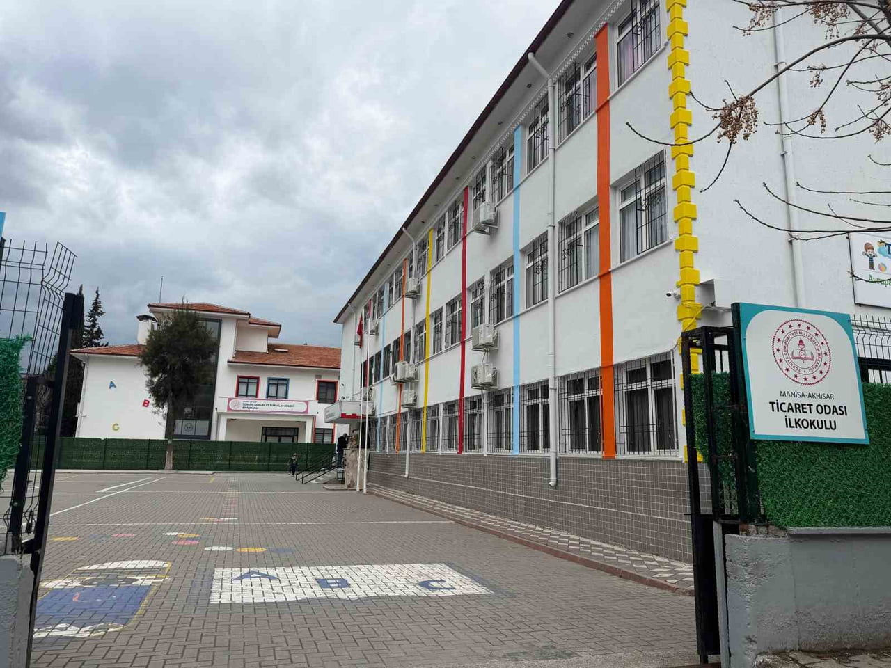 AKHİSAR'DAKİ TİCARET ODASI İLKOKULU'NDA BİR SINIFIN TAVANINDAN SIVA PARÇALARI DÜŞTÜ.