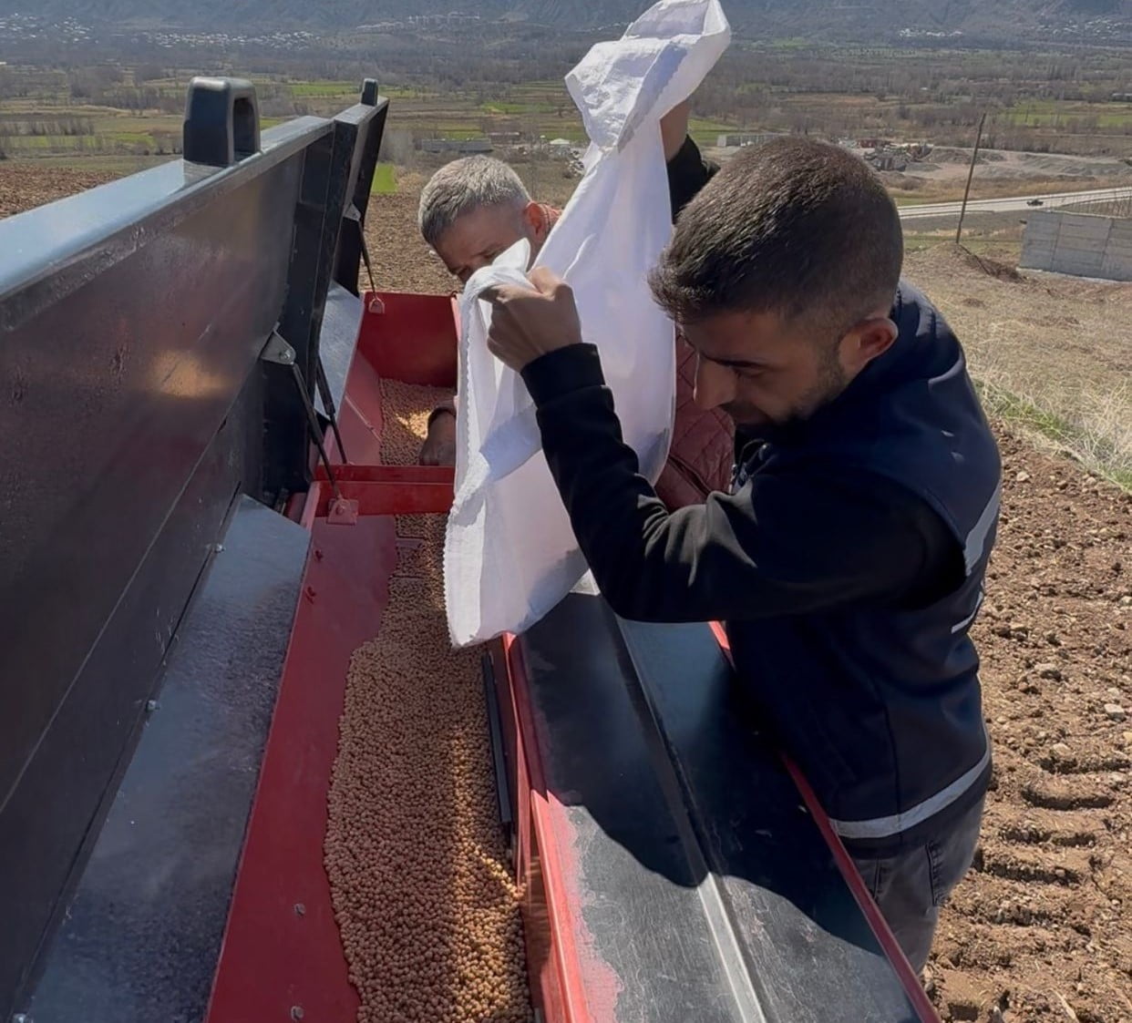 AKINCILAR BELEDİYESİ, TARIMSAL ÜRETİME KATKI SUNMAK AMACIYLA NOHUT TOHUMLARINI TOPRAKLA...