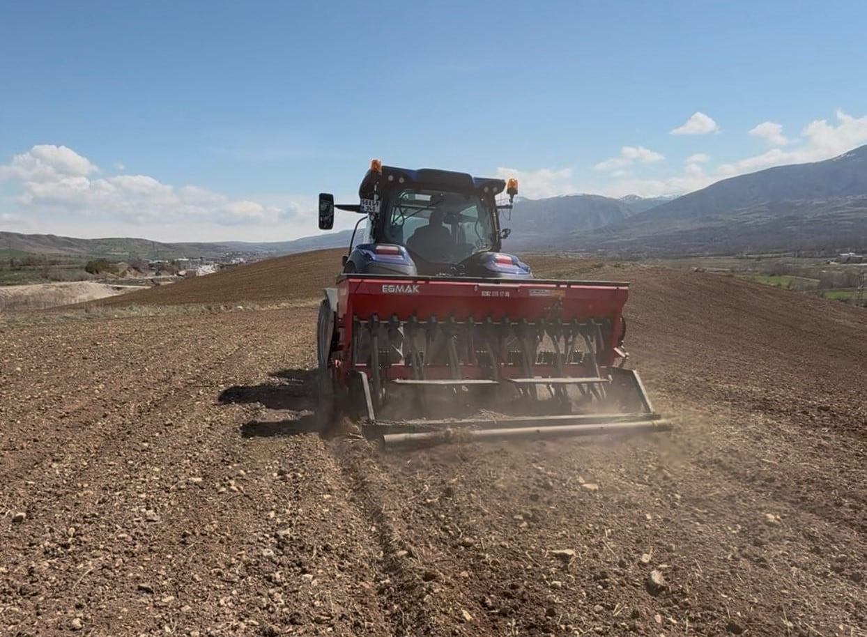 AKINCILAR BELEDİYESİ, TARIMSAL ÜRETİME KATKI SUNMAK AMACIYLA NOHUT TOHUMLARINI TOPRAKLA...