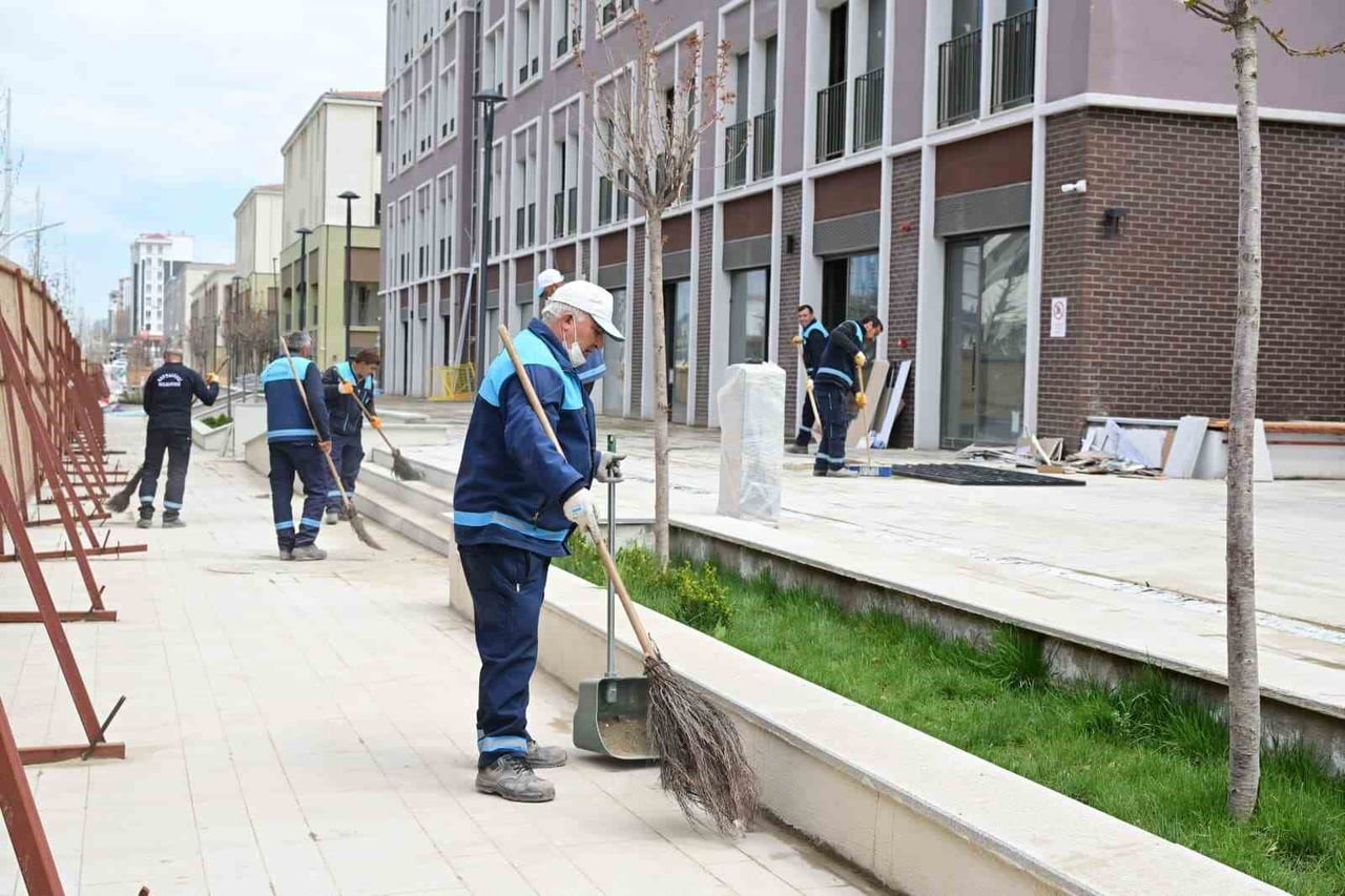AKPINAR ÇARŞISI’NDA TEMİZLİK ÇALIŞMALARI SÜRÜYOR