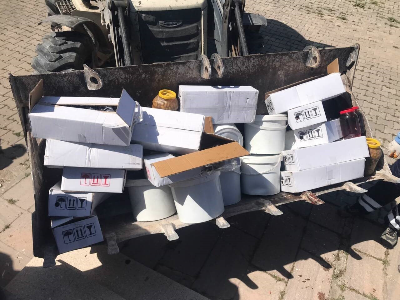 AKSARAY'DA KAMYONDA ELE GEÇİRİLEN 4 TON 253 KİLO KAÇAK GIDA ÜRÜNÜ İMHA EDİLDİ.