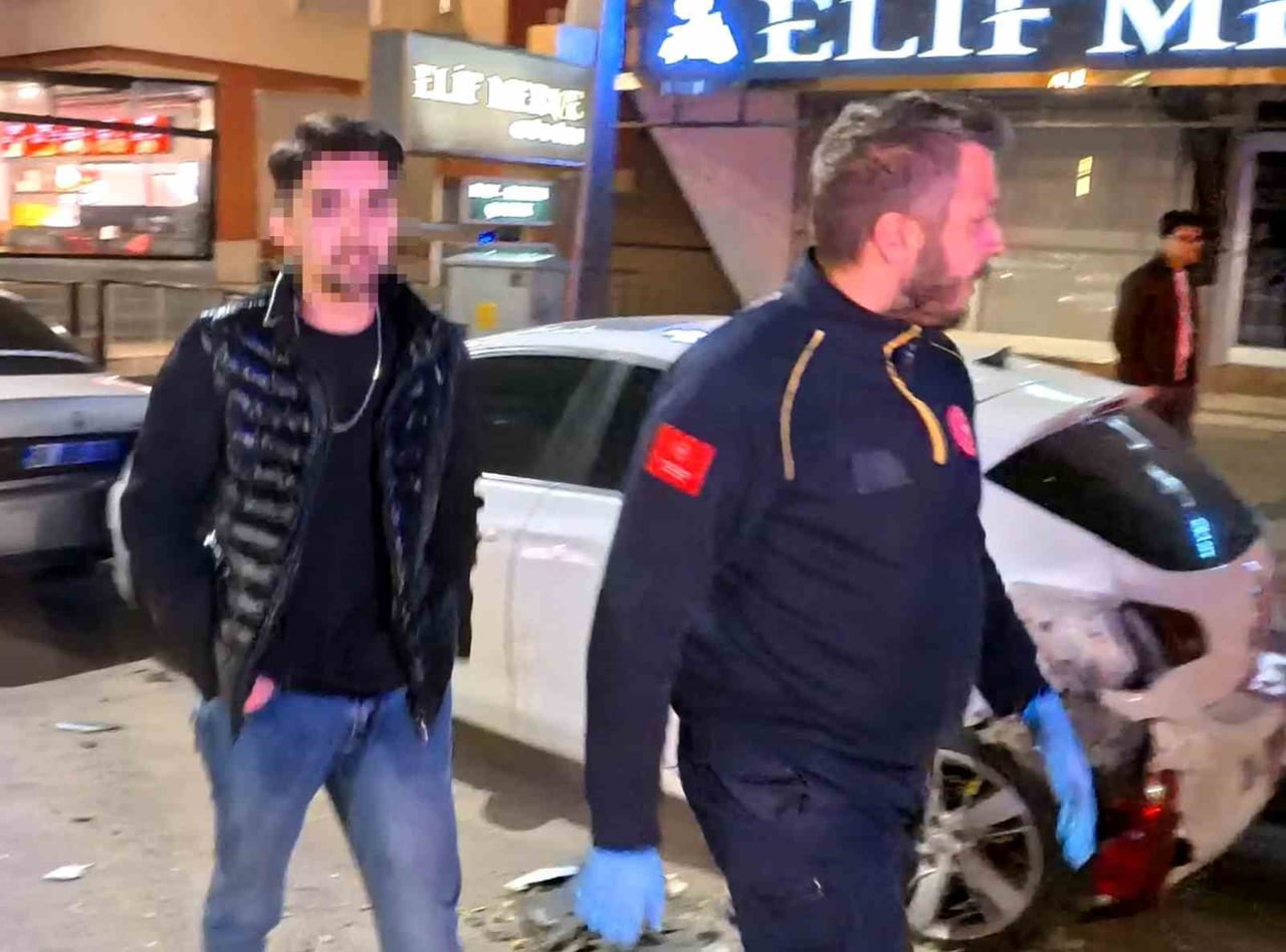 AKSARAY’DA ALKOLLÜ HALDE DİREKSİYON BAŞINA GEÇEN GENÇ SÜRÜCÜ (FOTOĞRAFTA) ÖNCE SOLLAMAYA ÇARPTIĞI...