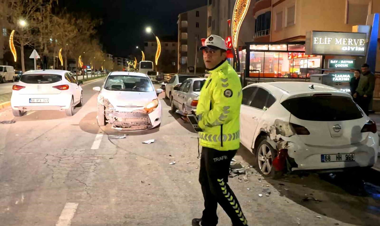 AKSARAY’DA ALKOLLÜ HALDE DİREKSİYON BAŞINA GEÇEN GENÇ SÜRÜCÜ ÖNCE SOLLAMAYA ÇARPTIĞI ARACA SONRA...