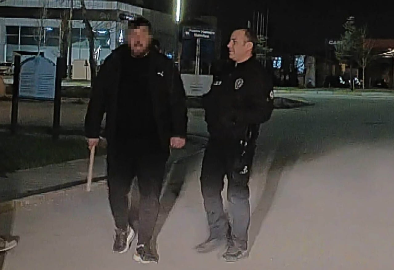 AKSARAY’DA ELİNE GEÇİRDİĞİ KESER İLE KAVGA ETTİĞİ ARKADAŞININ EVİNİN ÖNÜNE GİDEN ADAM HERKESİ...