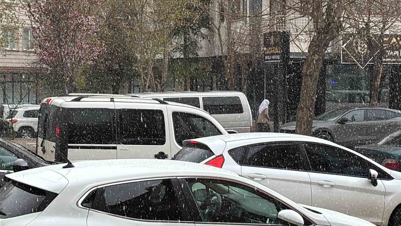 AKSARAY’DA GÜNLERDİR ARALIKLARLA SÜREN YAĞMUR YAĞIŞLARI BUGÜN YERİNİ KAR YAĞIŞINA BIRAKTI. ŞEHİRDE...