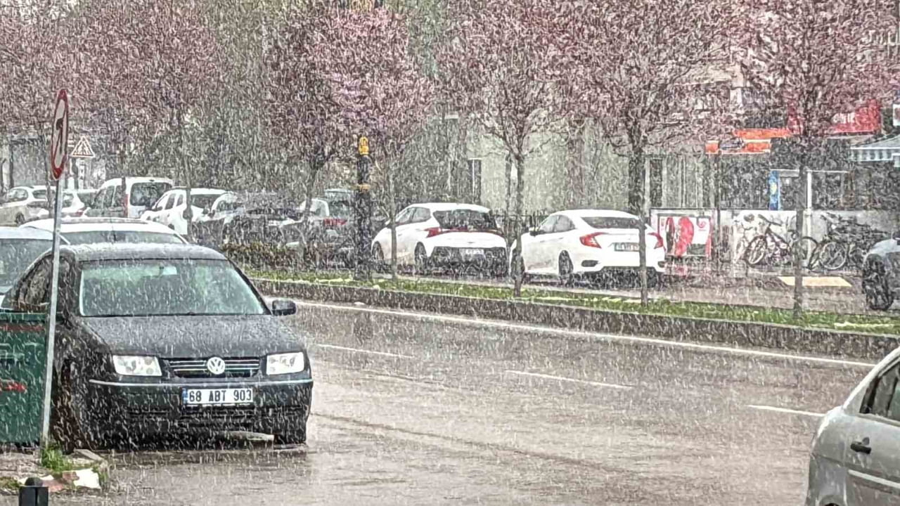 AKSARAY’DA GÜNLERDİR ARALIKLARLA SÜREN YAĞMUR YAĞIŞLARI BUGÜN YERİNİ KAR YAĞIŞINA BIRAKTI. ŞEHİRDE...