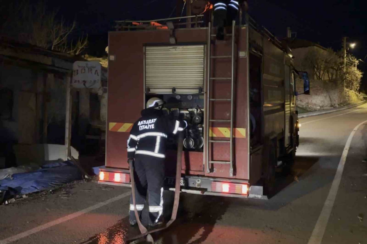 AKSARAY’DA METRUK EVDE ÇIKAN YANGIN MAHALLEDE PANİĞE NEDEN OLURKEN YANGIN BÜYÜMEDEN İTFAİYE...