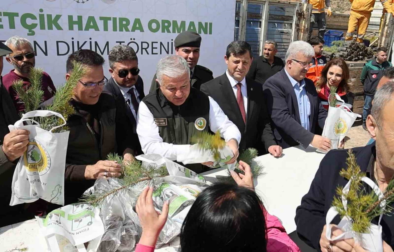 AKSARAY’DA ŞEHİTLER ANISINA TÜRKİYE YÜZYILI MEHMETÇİK HATIRA ORMANI’NDA 2 BİN 500 FİDAN TOPRAKLA...