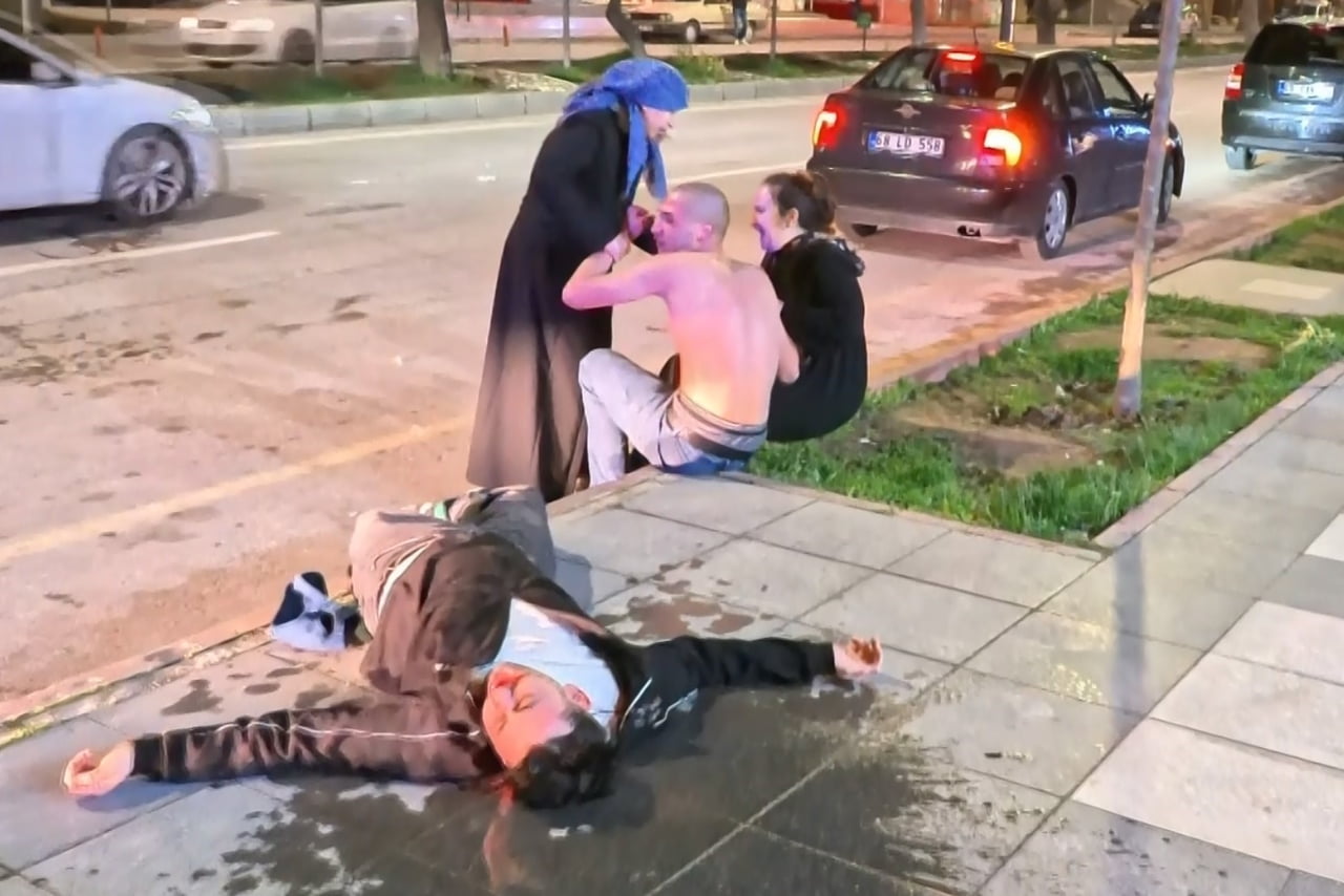 AKSARAY’DA YAN BAKTIN DİYE TARTIŞAN 2 GRUBUN TARTIŞMASI KISA SÜREDE KAVGAYA DÖNÜŞÜRKEN, TAŞ VE...