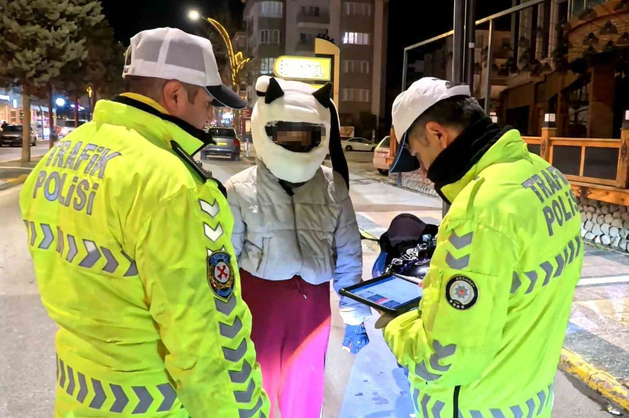 AKSARAY’DA YETERSİZ EHLİYETLE MOTOSİKLET ÜZERİNDE POLİSE YAKALANAN GENÇ SÜRÜCÜYE 11 BİN 629 LİRA...