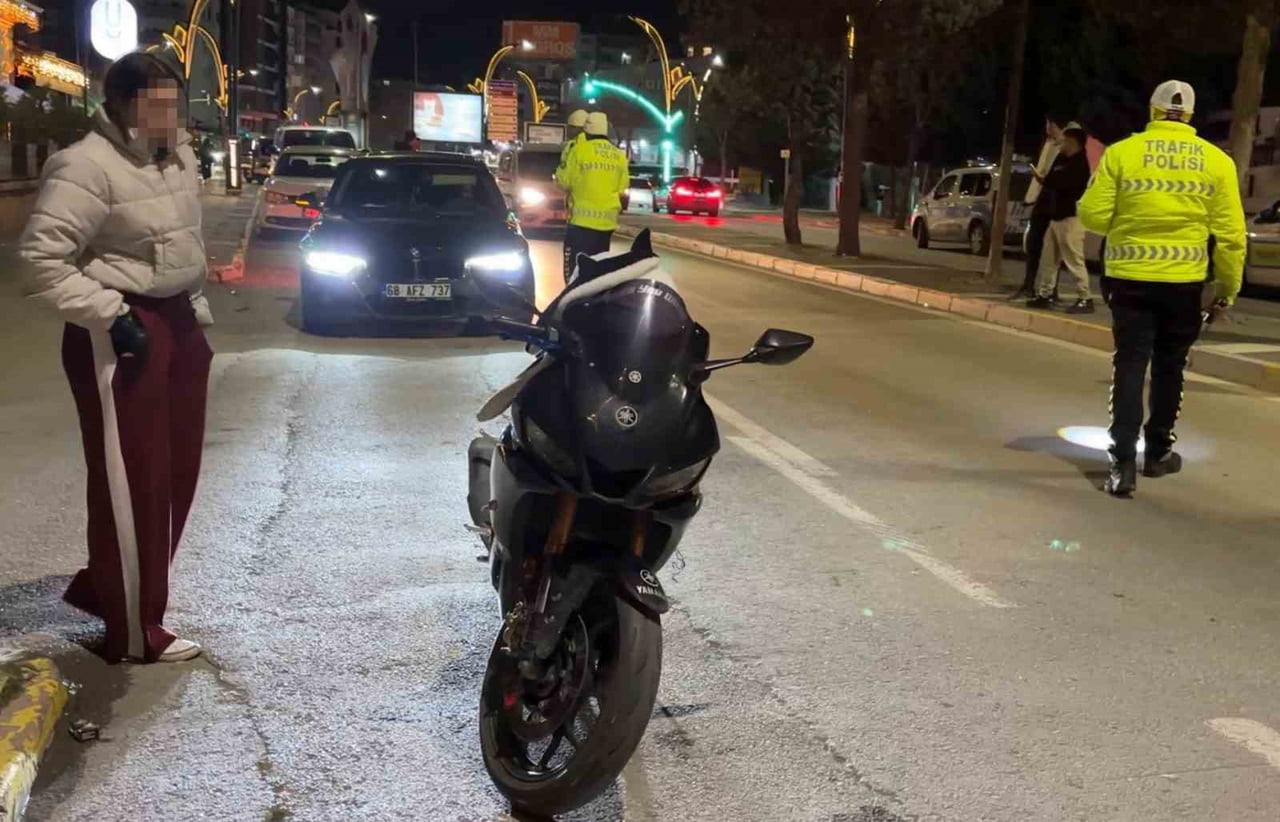 AKSARAY’DA YETERSİZ EHLİYETLE MOTOSİKLET ÜZERİNDE POLİSE YAKALANAN GENÇ SÜRÜCÜYE 11 BİN 629 LİRA...