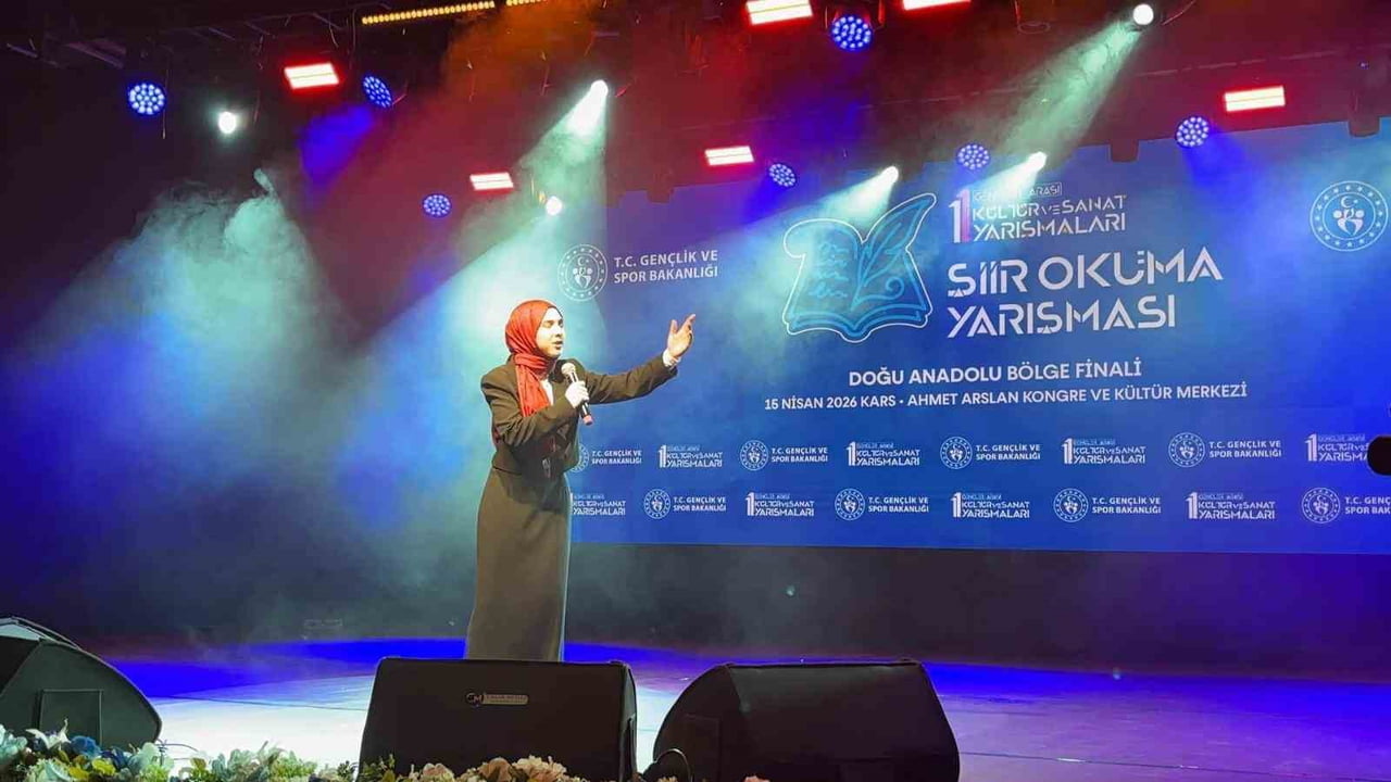 AKYAKALI ALEYNA KURTBAŞ ŞİİR OKUMA YARIŞMASINDA BÖLGE BİRİNCİSİ OLDU(KARS-İHA)