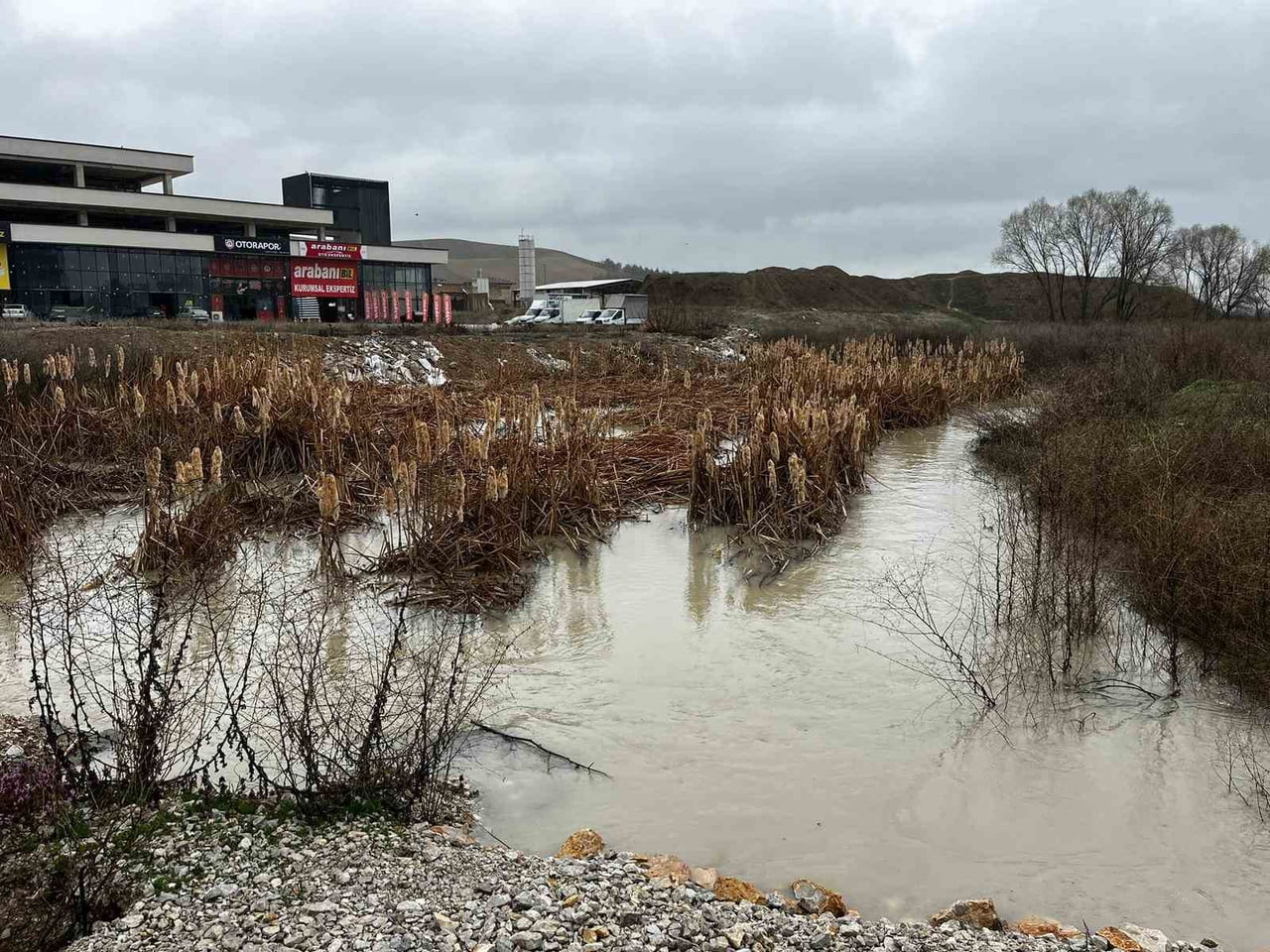 AKYURT İLÇESİNDE YER ALAN ÇUBUK DERESİ, SAĞANAK NEDENİYLE TAŞTI. SUYUN KONTROL ALTINA ALINMASI...