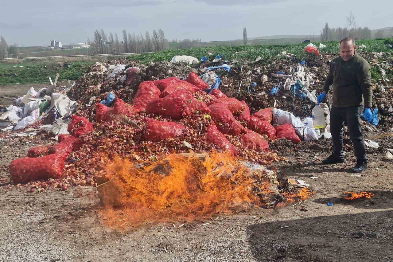 ALACA İLÇESİNDE FARKLI ZAMANLARDA DÜZENLENEN OPERASYONLARDA ELE GEÇİRİLEN BİR MİKTAR KAÇAK SİGARA...