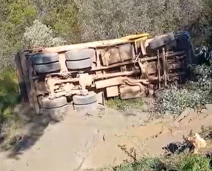 ALANYA İLÇESİNDE KAMYON ŞARAMPOLE DEVRİLDİ, ŞOFÖR HAYATINI KAYBETTİ.