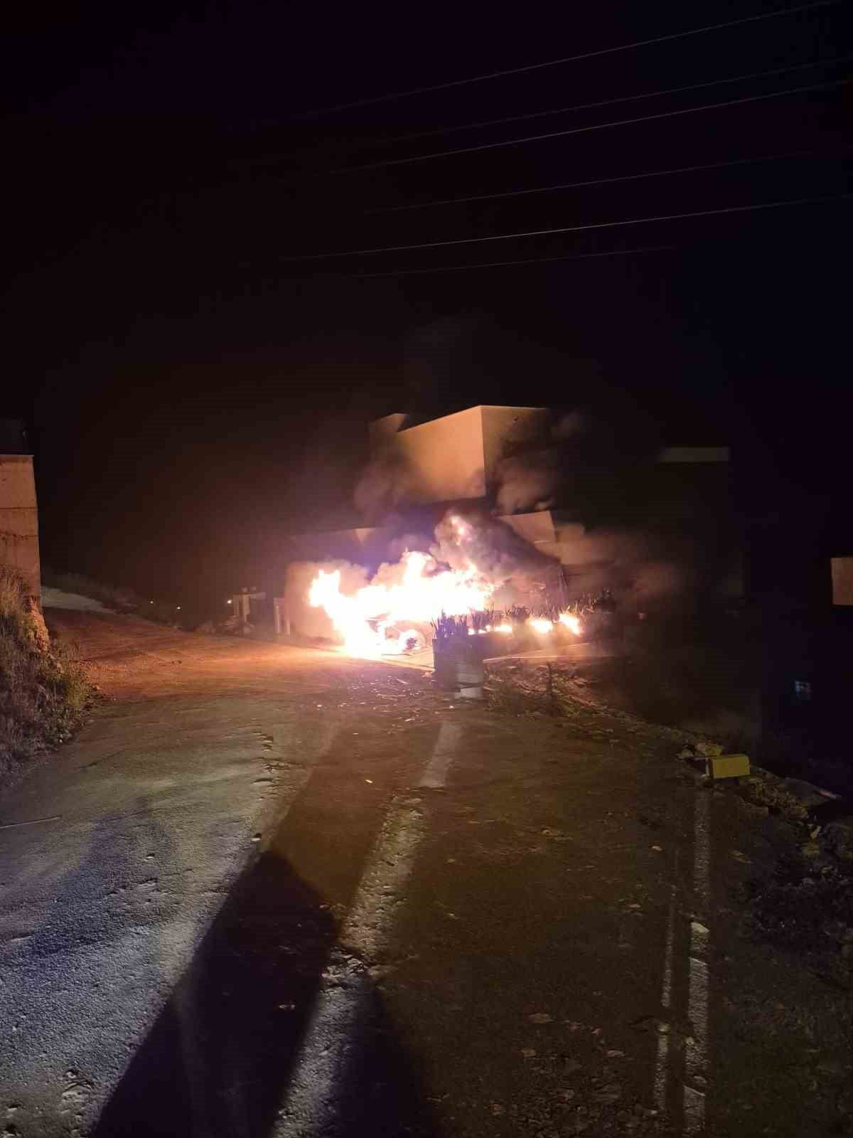 ALANYA İLÇESİNDE MÜSTAKİL EVDE ÇIKAN YANGINDA, EV VE PARK HALİNDEKİ ARAÇTA MADDİ HASAR MEYDANA...