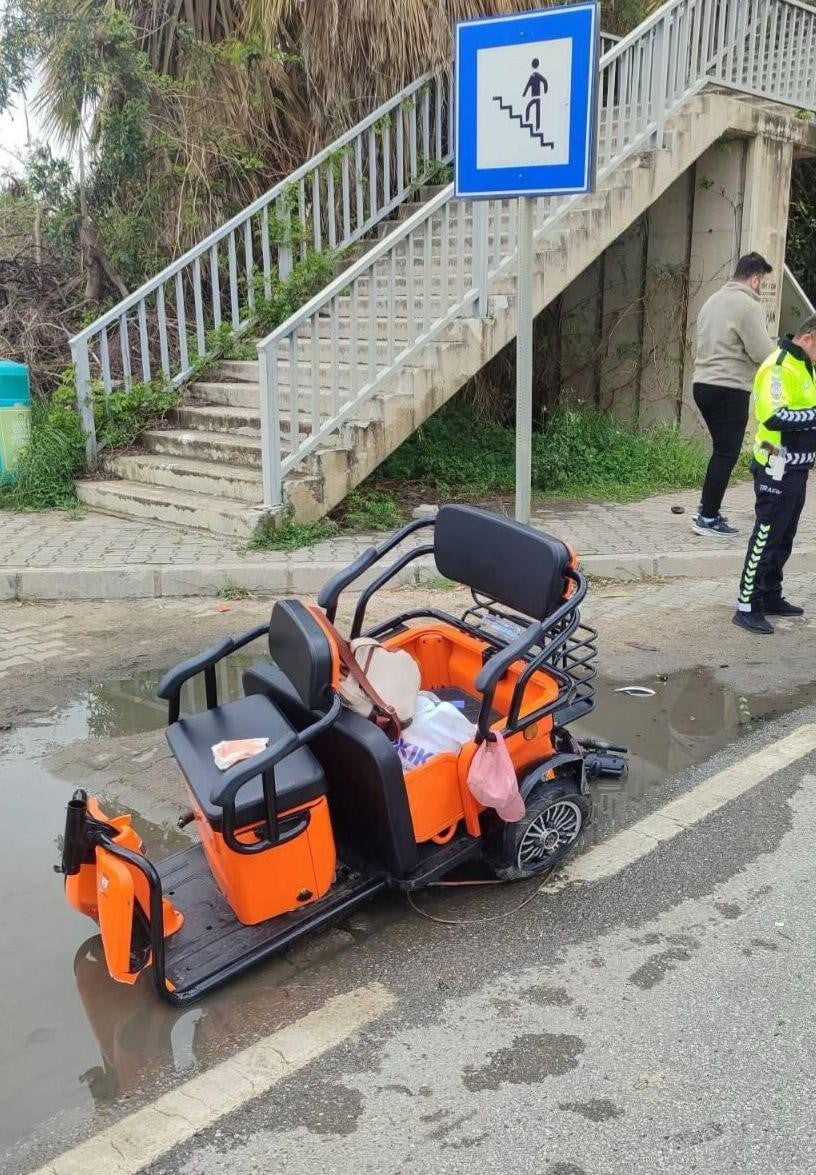 ALANYA İLÇESİNDE VİNÇ İLE ELEKTRİKLİ ÜÇ TEKERLEKLİ MOTOSİKLETİN ÇARPIŞTIĞI KAZADA RUS UYRUKLU 1...