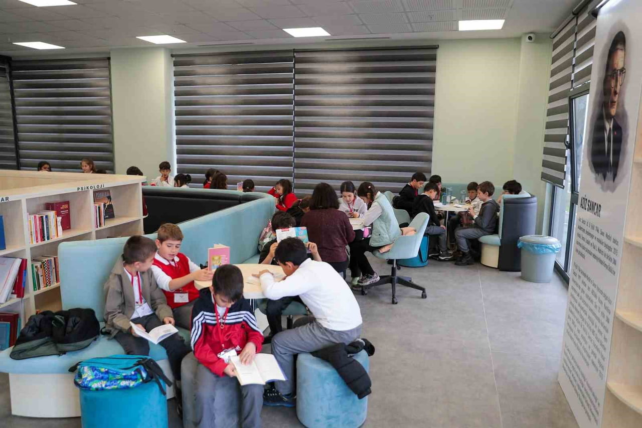 ALİAĞA'DA KÜTÜPHANE HAFTASINDA ÖĞRENCİLER AZİZ SANCAR KÜTÜPHANESİ'NDE BULUŞTU