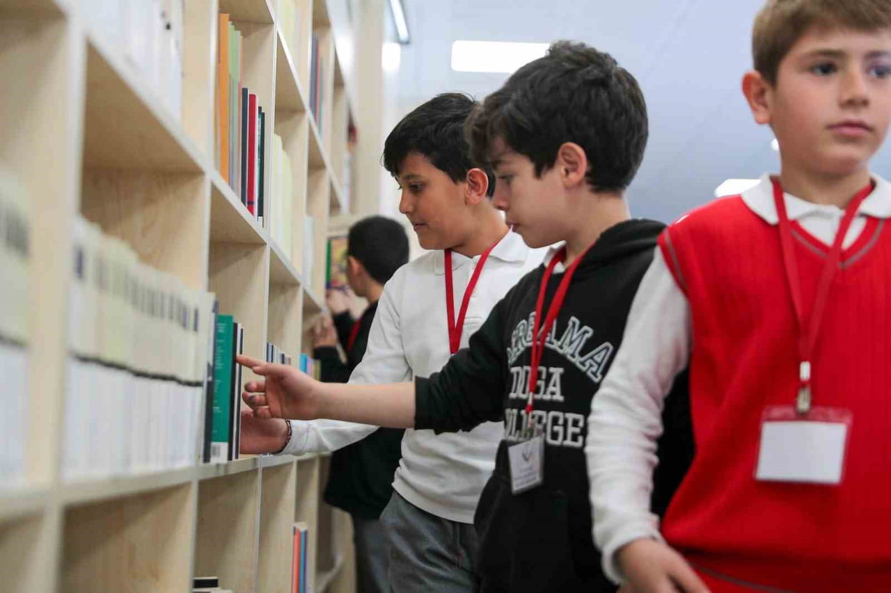 ALİAĞA'DA KÜTÜPHANE HAFTASINDA ÖĞRENCİLER AZİZ SANCAR KÜTÜPHANESİ'NDE BULUŞTU