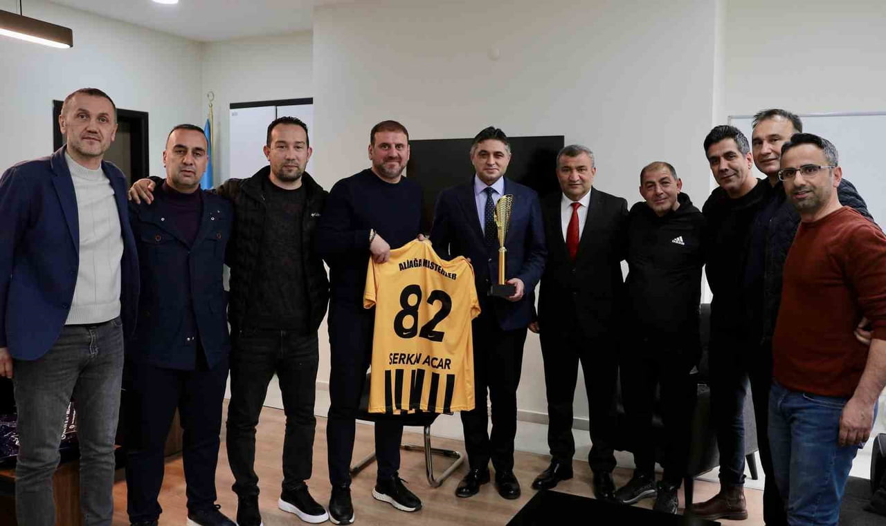 ALİAĞA MASTERLER ŞAMPİYONLUK KUPASINI BAŞKAN ACAR’A GÖTÜRDÜ