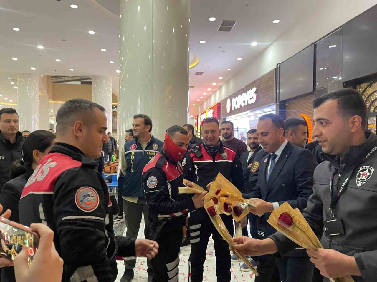 ALIŞVERİŞ MERKEZİNE "KAVGA İHBARI" OLDUĞU YÖNÜNDE YAPILAN BİLDİRİM ÜZERİNE OLAY YERİNE İNTİKAL...