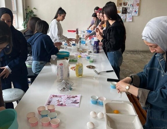 ALTINTAŞ MYO'DA MİNİ KEK ATÖLYESİ DÜZENLENDİ