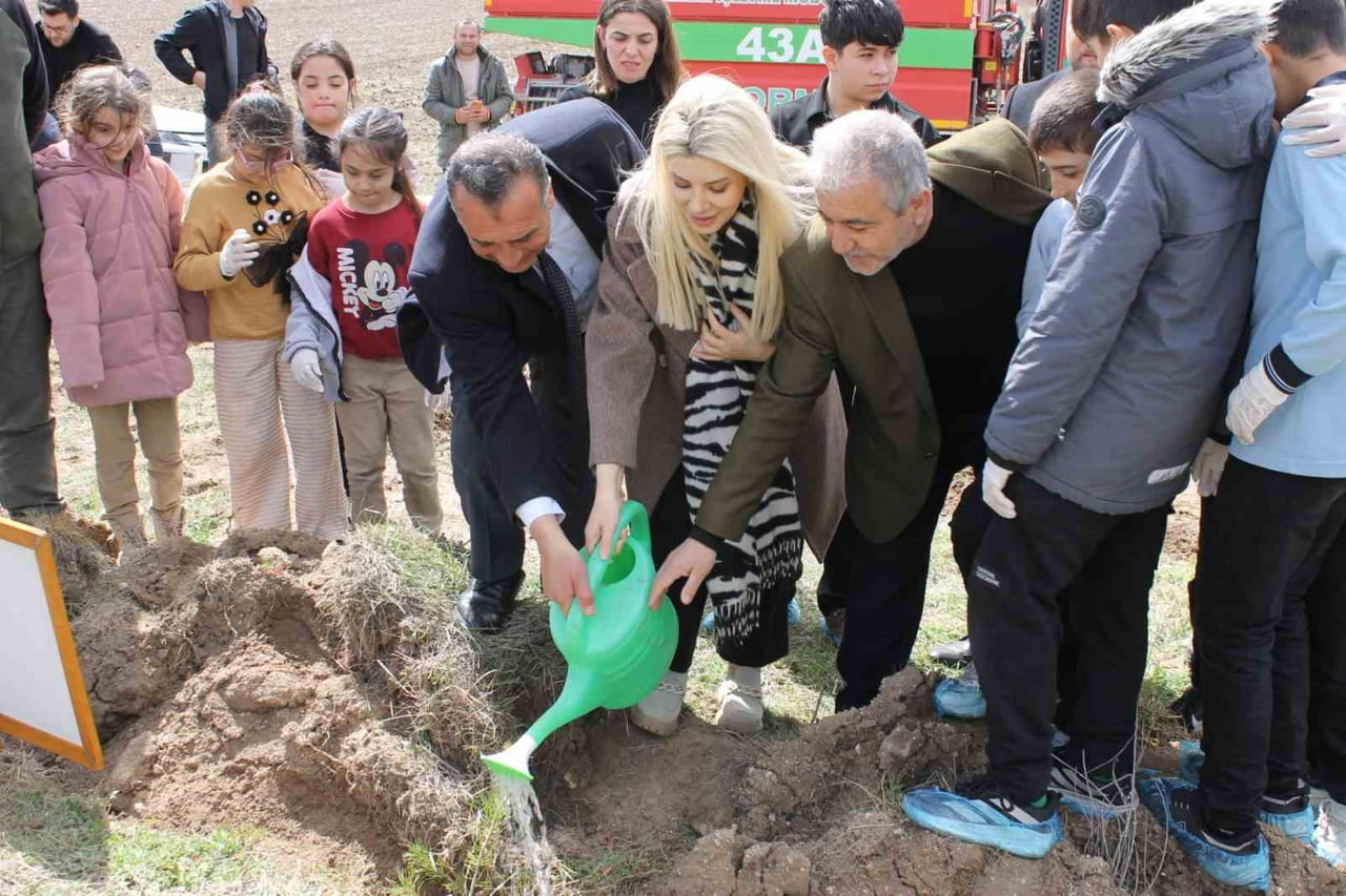 ALTINTAŞ’TA AĞAÇ DİKME ETKİNLİĞİNDE FİDANLAR TOPRAKLA BULUŞTU