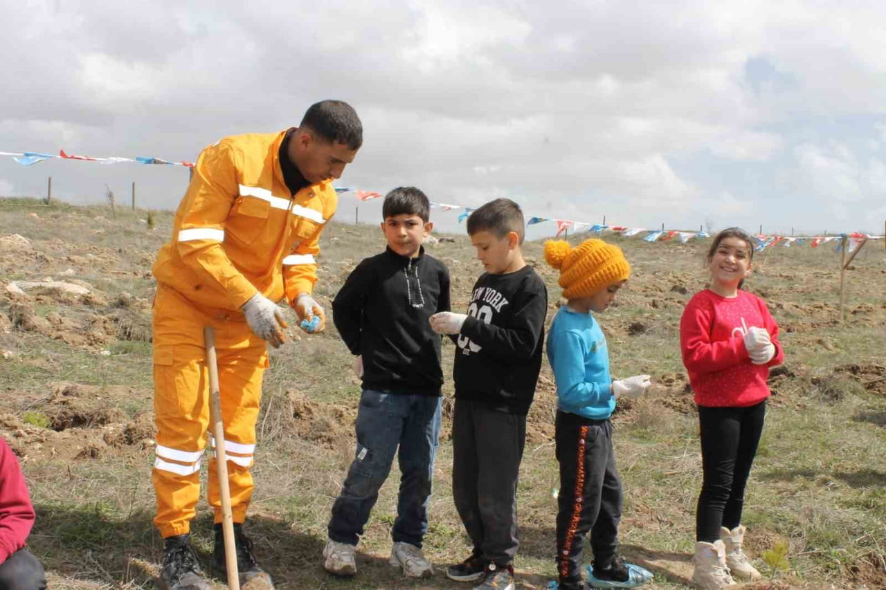 ALTINTAŞ’TA AĞAÇ DİKME ETKİNLİĞİNDE FİDANLAR TOPRAKLA BULUŞTU