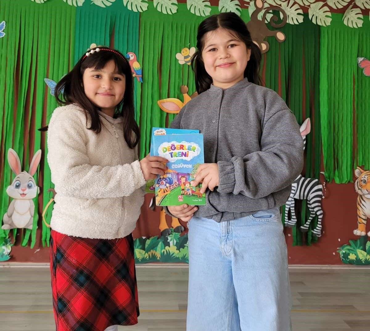 ALTINTAŞ’TA "OKUYAN NESİL" PROJESİNDE ANLAMLI ETKİNLİK: ÖĞRENCİLER KİTAP HEDİYELEŞTİ