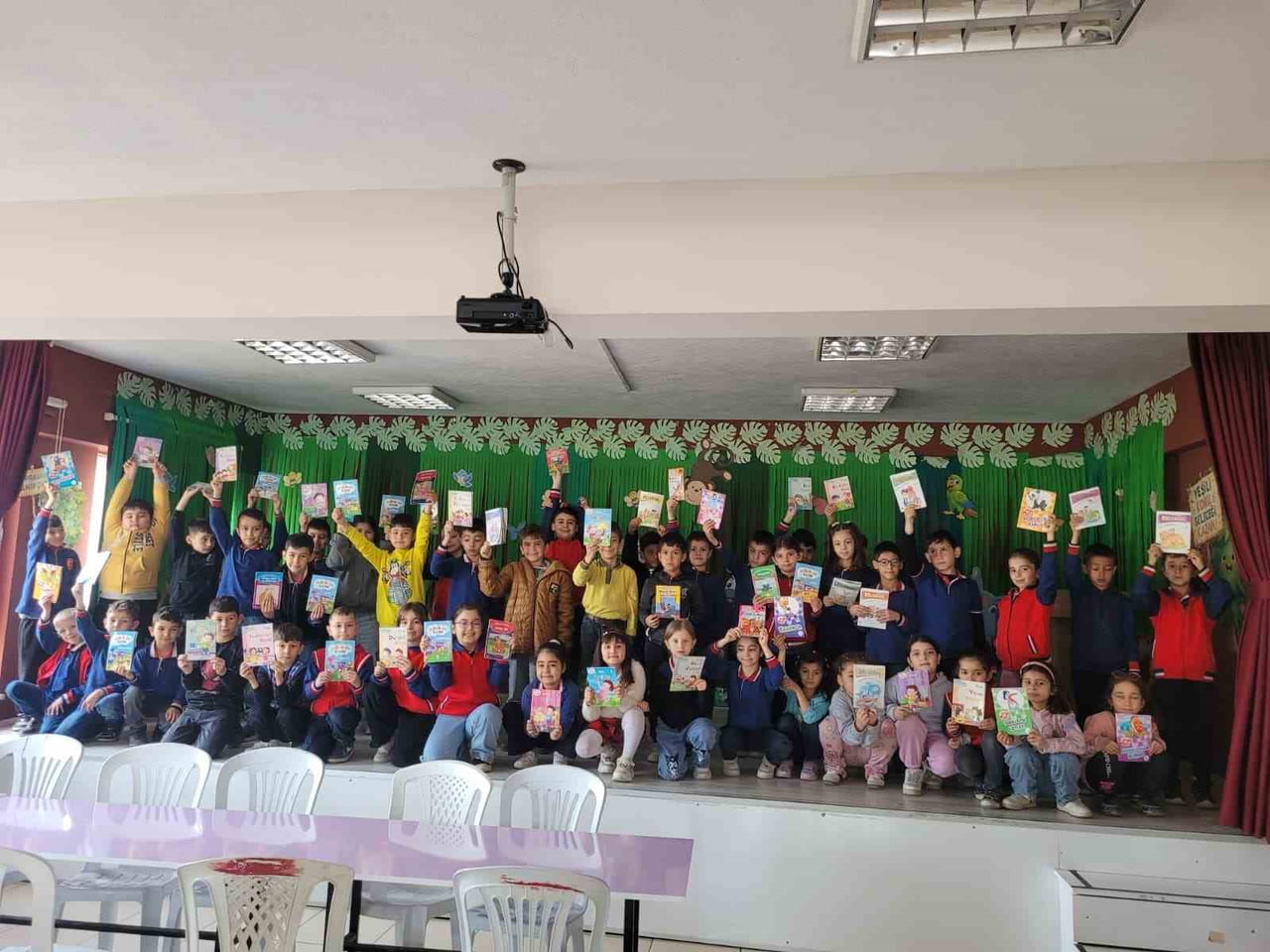 ALTINTAŞ’TA "OKUYAN NESİL" PROJESİNDE ANLAMLI ETKİNLİK: ÖĞRENCİLER KİTAP HEDİYELEŞTİ