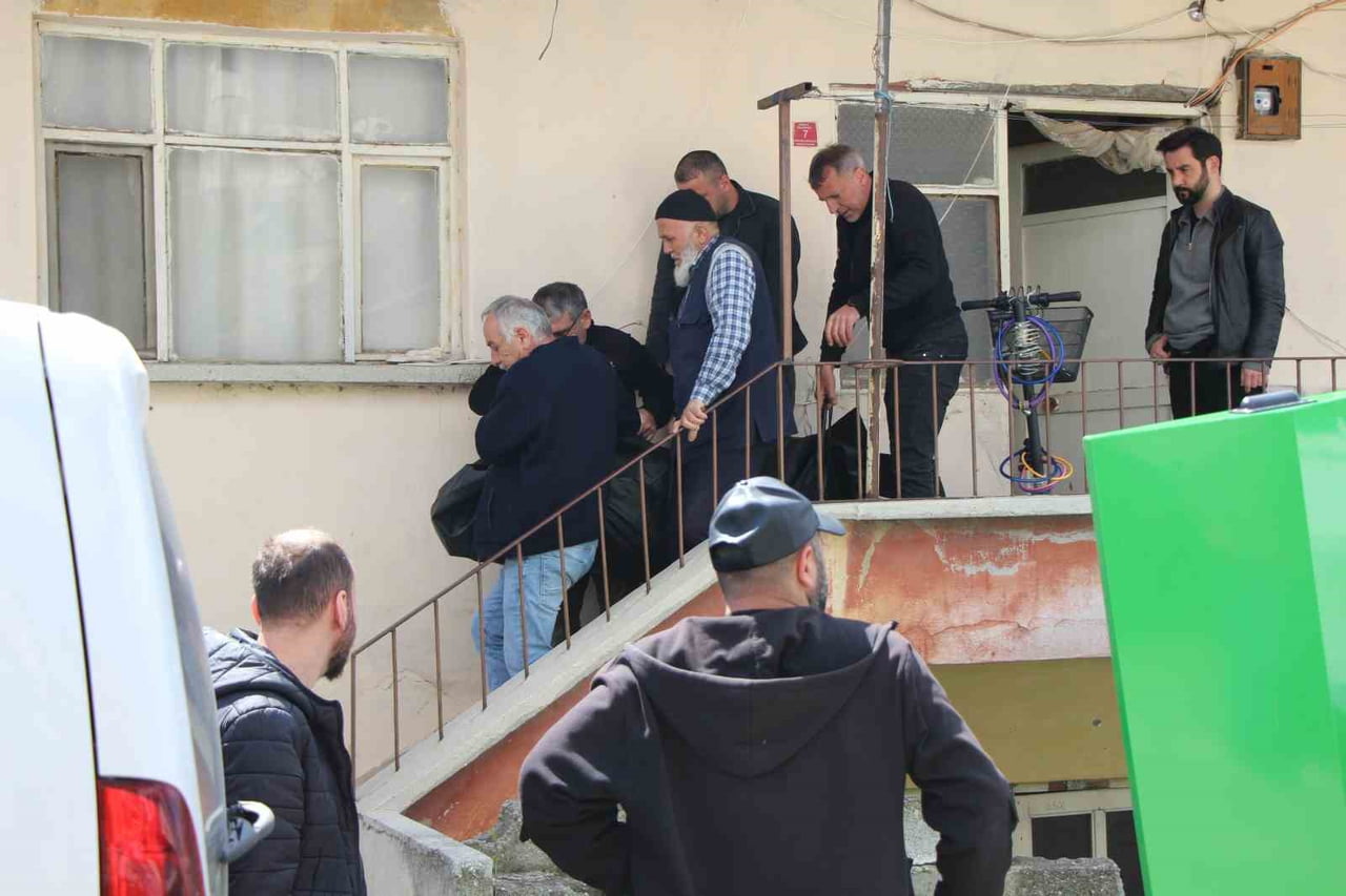 AMASYA’DA 11 YIL ÖNCE ANNE VE OĞLUNUN SOBA ZEHİRLENMESİNDEN ÖLDÜĞÜ EVDE BU SEFERDE BABA İLE DİĞER...