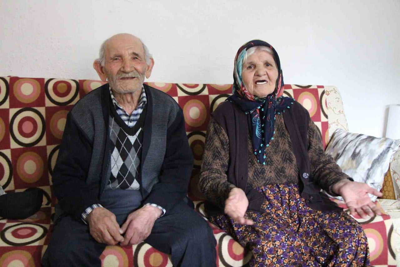 AMASYA’DA BİR KÖYDE YAŞAYAN 67 YILLIK EVLİ ASIRLIK ÇINARLAR, MUTLULUĞUN SIRRINI BİRBİRLERİNİ...