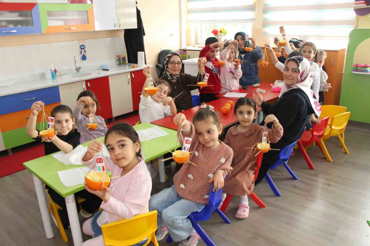 AMASYA’DA MİNİK ÖĞRENCİLER, ANNELERİ VE ÖĞRETMENLERİYLE BİRLİKTE PORTAKAL KABUKLARINI KUŞLAR İÇİN...