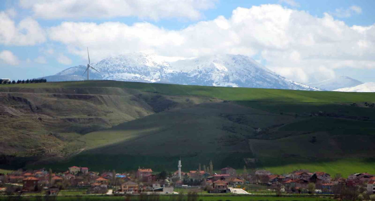 AMASYA’NIN ZİRVELERİ AKDAĞ VE TAVŞAN DAĞLARINDA NİSAN AYINDA KAR SÜRPRİZİ YAŞANDI.