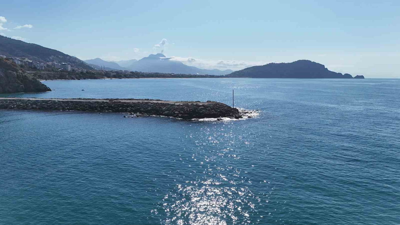 AMBULANS EKİPLERİNİN OLAY YERİNE GİDECEK YOL OLMAMASININ ARDINDAN MARİNADA GÖREVLİ BİR KİŞİ BOTLA...