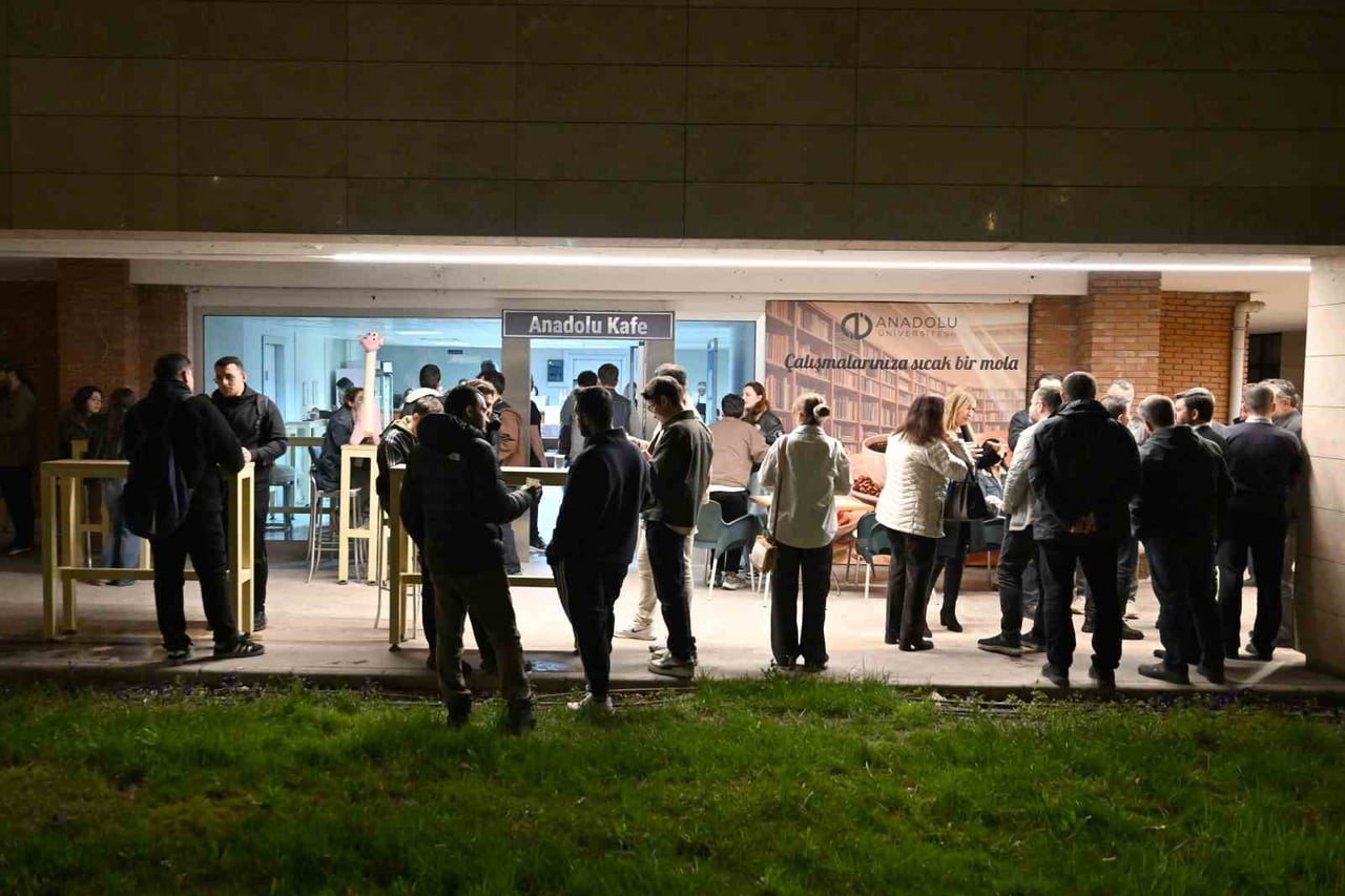 ANADOLU ÜNİVERSİTESİ, SINAV HAFTASINDA KÜTÜPHANEDE DERS ÇALIŞAN ÖĞRENCİLERE ÇAY, ÇORBA VE KAHVE...