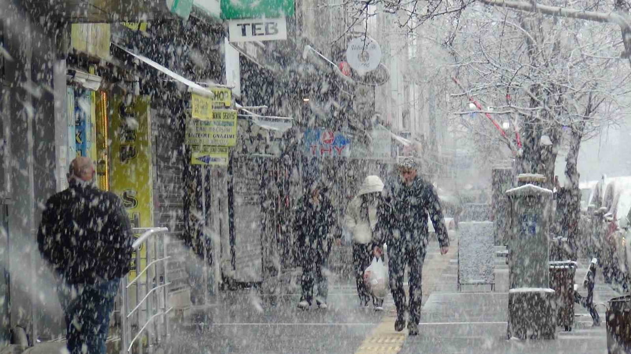 ANİDEN BASTIRAN YOĞUN KAR YAĞIŞI, KISA SÜREDE KENTİ BEYAZA BÜRÜDÜ.