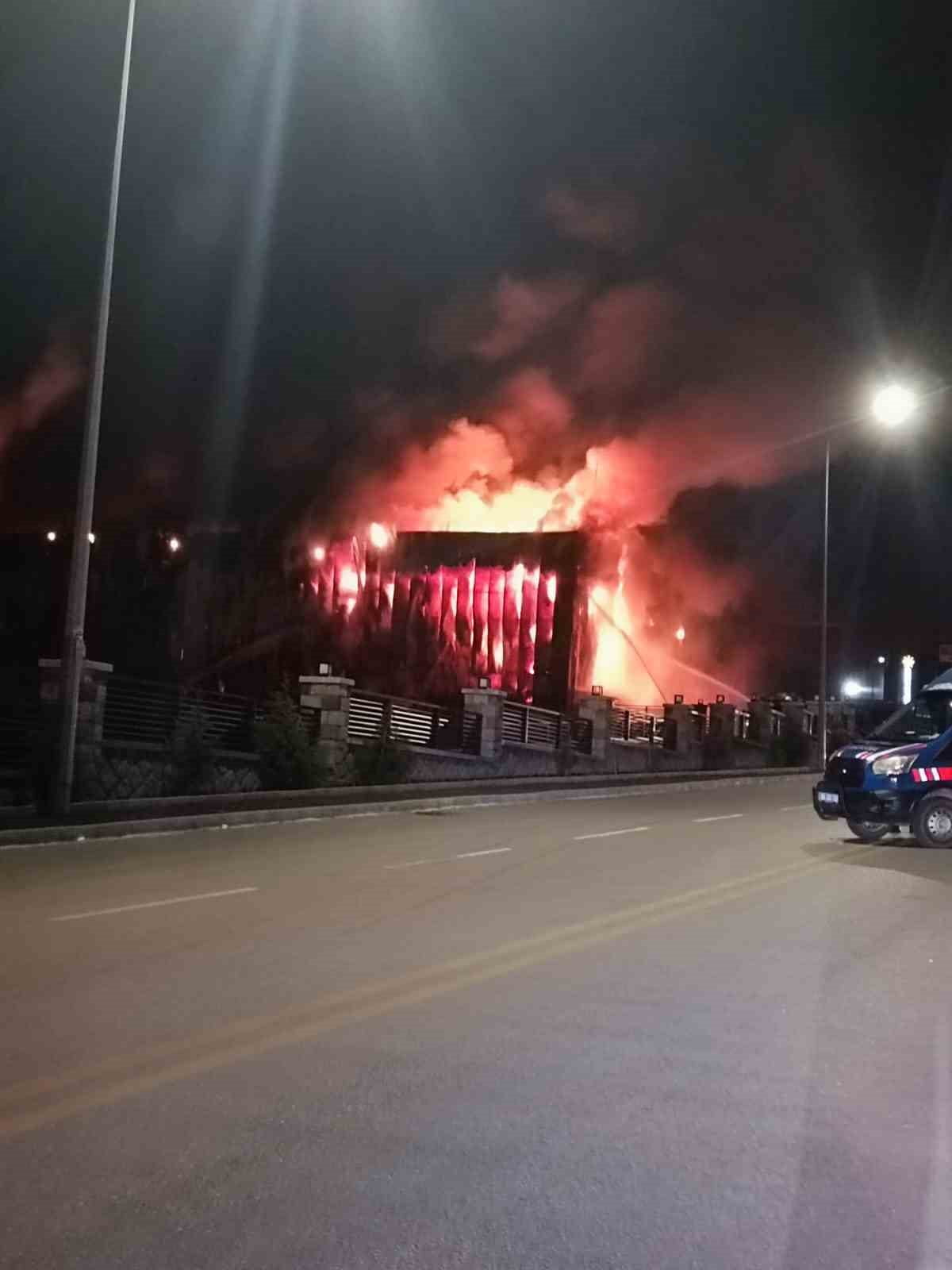 ANKARA'DA BİR FABRİKADA BÜYÜK YANGIN ÇIKTI.