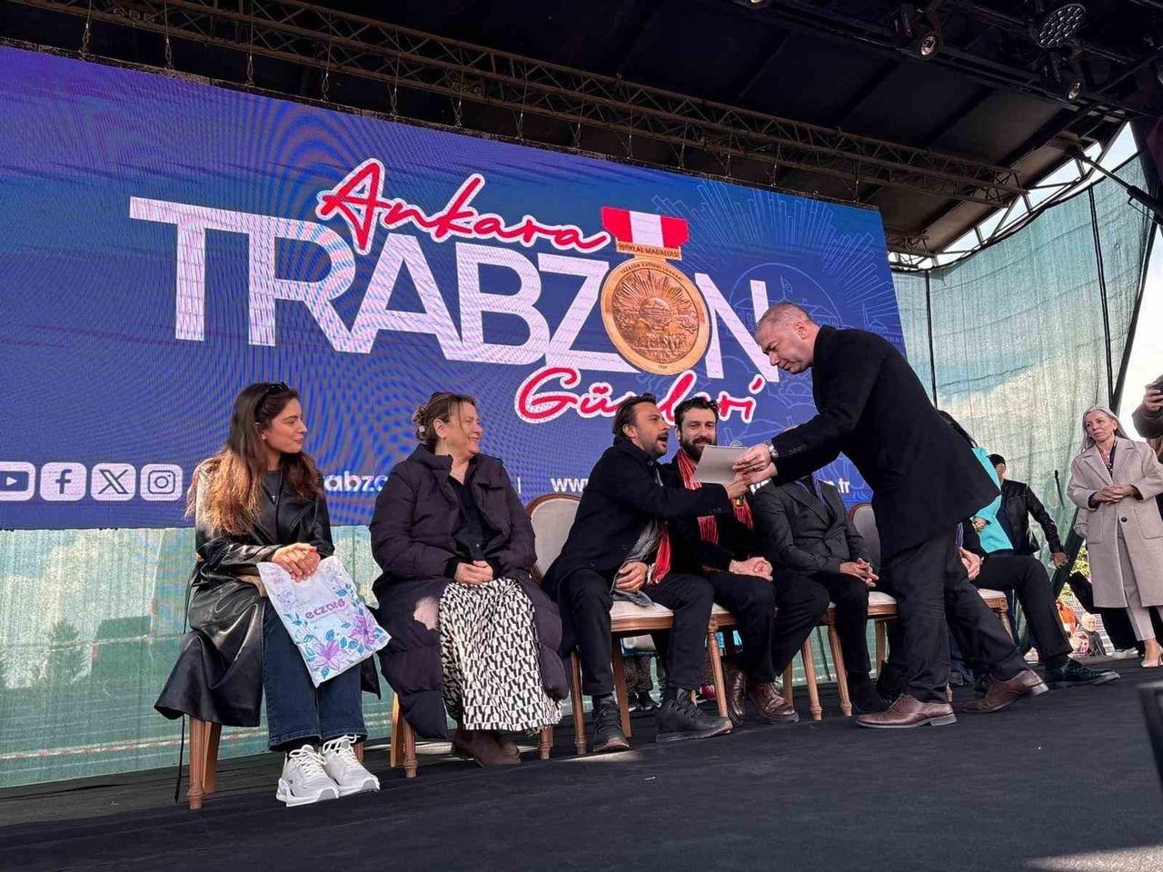 ANKARA'DA DÜZENLENEN TRABZON GÜNLERİ ETKİNLİĞİ, ‘TAŞACAK BU DENİZ' DİZİSİNİN OYUNCULARINI...