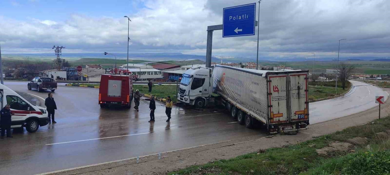 ANKARA'DA YAĞIŞLI HAVADA KONTROLDEN ÇIKAN TIRIN ORTA REFÜJE ÇARPMASI SONUCU MEYDANA GELEN KAZADA...