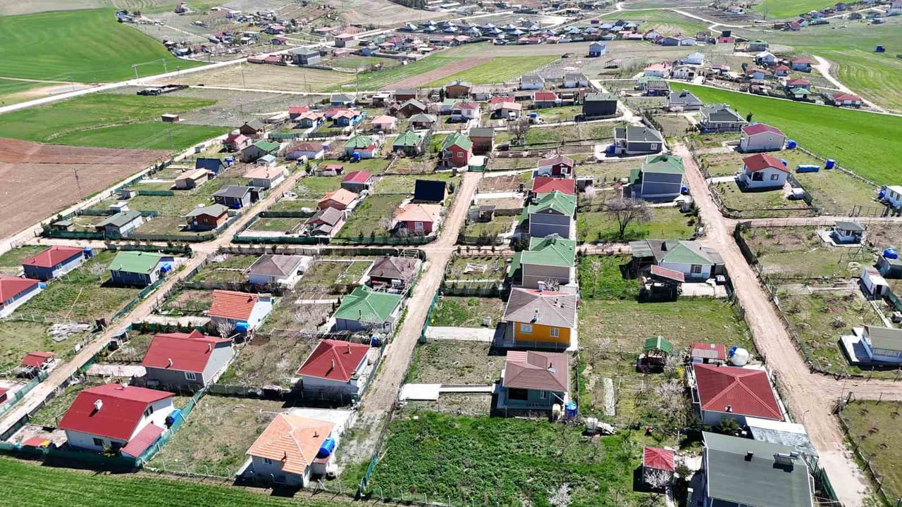 ANKARA'DA YAŞAYAN HOBİ BAHÇESİ SAHİBİ BEKİR ARAÇ, YENİ YÖNETMELİK KAPSAMINDA BAHÇESİNİN...